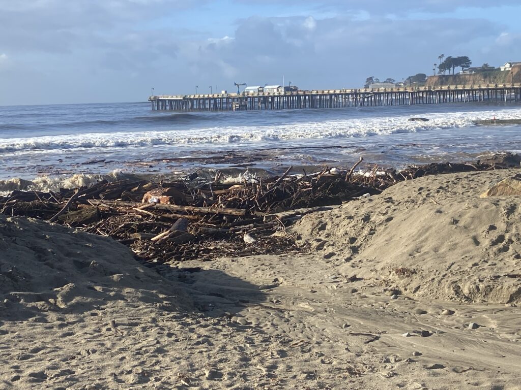 Advertencia de Alto Oleaje en el Condado de Santa Cruz: Cierre de Muelles y Playas el Día de San Valentín