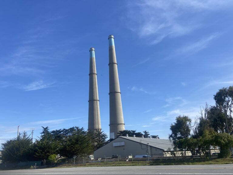 Situación en Moss Landing: El incendio de las baterías de la planta de energía ya está bajo control, pero los residentes deben seguir atentos