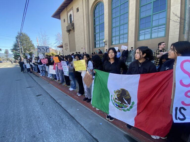 Casi un centenar de estudiantes de la preparatoria de Watsonville protestan contra las deportaciones y la separación de familias; una abogada habla sobre importante pausa administrativa