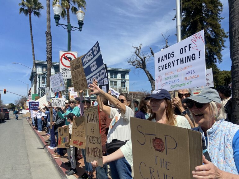 Centenares de Personas Alzan sus Voces en Watsonville Contra Recortes a la Educación y a Comunidades Vulnerables
