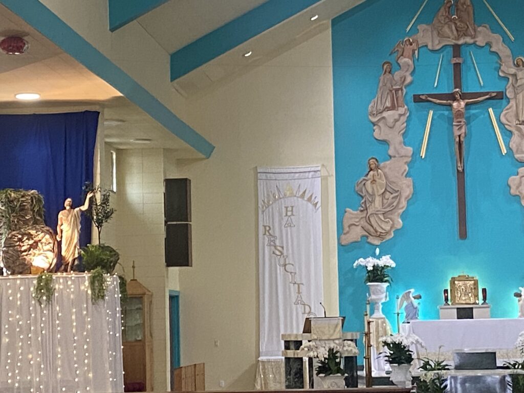Sacerdotes de la Costa Central Se Unen en Oración Mientras Comienza el Cónclave en el Vaticano