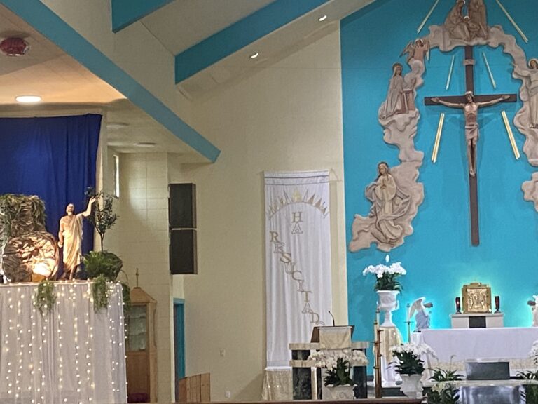 Sacerdotes de la Costa Central Se Unen en Oración Mientras Comienza el Cónclave en el Vaticano