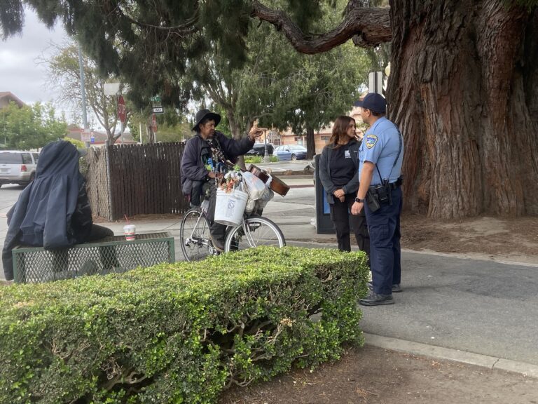 Unidos por la Esperanza: Policía y Acción Comunitaria de Watsonville Llevan Apoyo Directo a Personas sin Hogar
