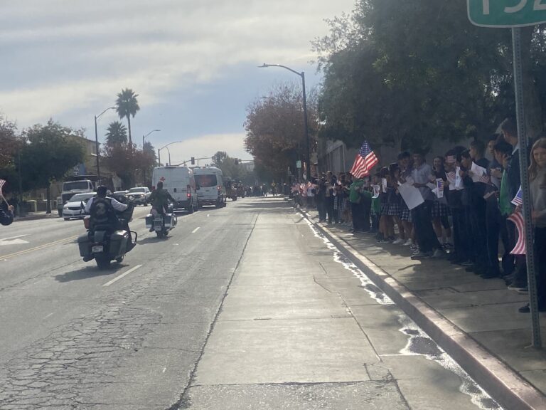 Watsonville rinde homenaje a sus veteranos con emotiva marcha