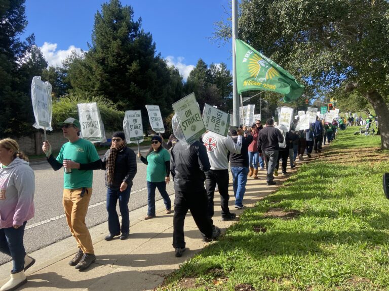Trabajadores de la Universidad de California realizan huelga ante estancamiento en negociaciones laborales