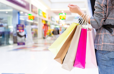 Tiendas del Northridge Mall abren desde las 5 a.m. y reportan aumento en visitas por el Viernes Negro