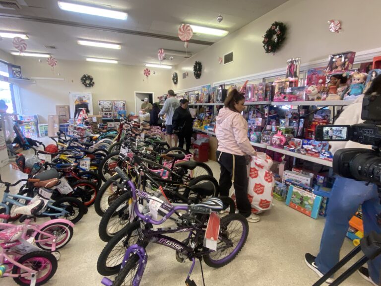 El Ejército de Salvación lleva esperanza navideña a cientos de familias en Watsonville