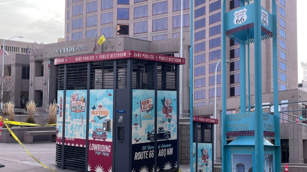 El Portland Loo: Nuevo Baño Público Mejora Civic Plaza en Albuquerque