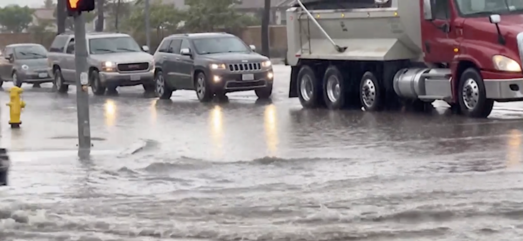 Inundaciones en Palm Springs: Cierre de calles y advertencias a conductores