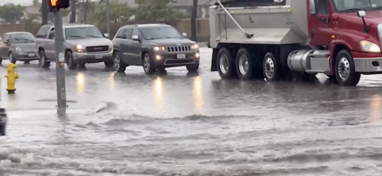 Inundaciones en Palm Springs: Cierre de calles y advertencias a conductores