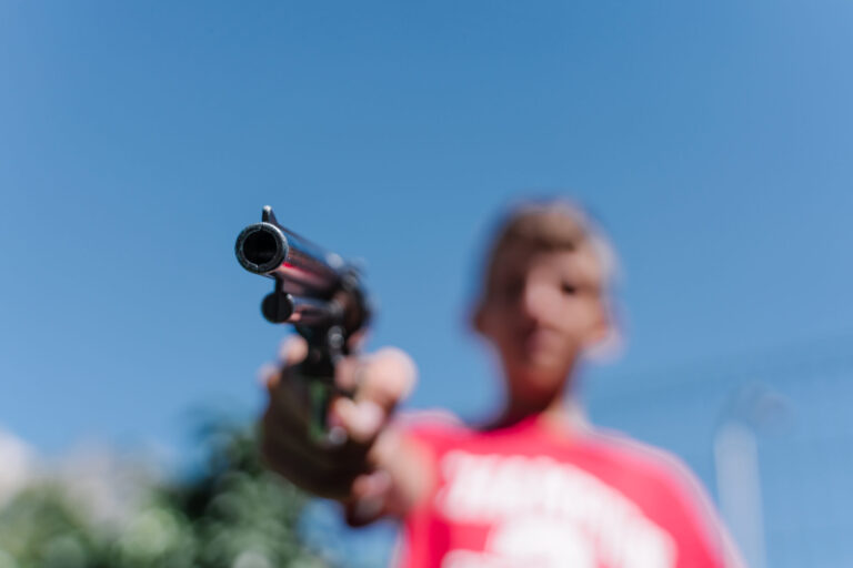 Violencia juvenil: Aumentan los arrestos de menores por armas de fuego en Wichita un 36%