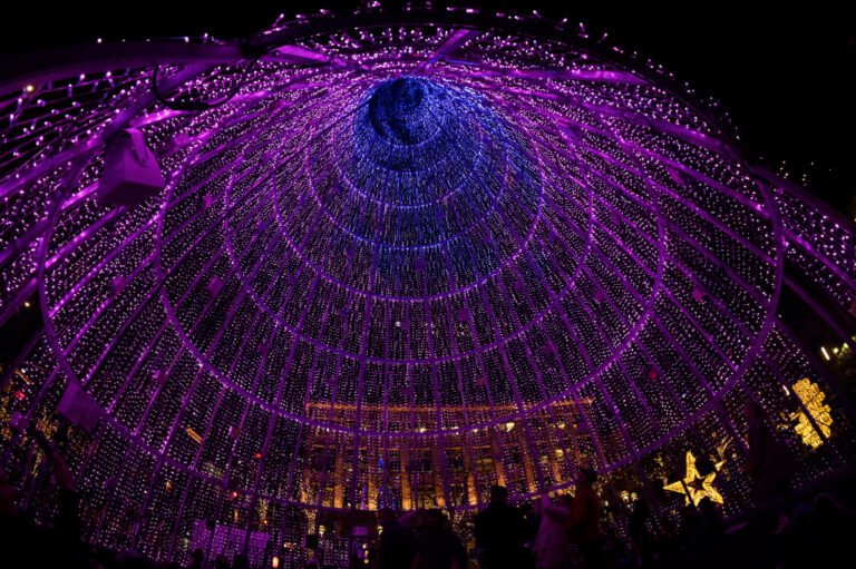 Descubre por qué las decoraciones navideñas permanecen encendidas en Denver hasta enero