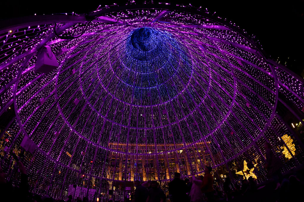 Descubre por qué las decoraciones navideñas permanecen encendidas en Denver hasta enero