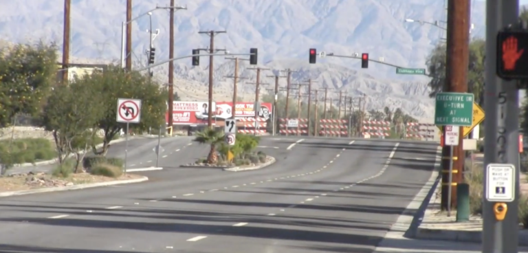 Inundaciones por Tormenta de Nochebuena Causan Cierres Viales en Palm Springs