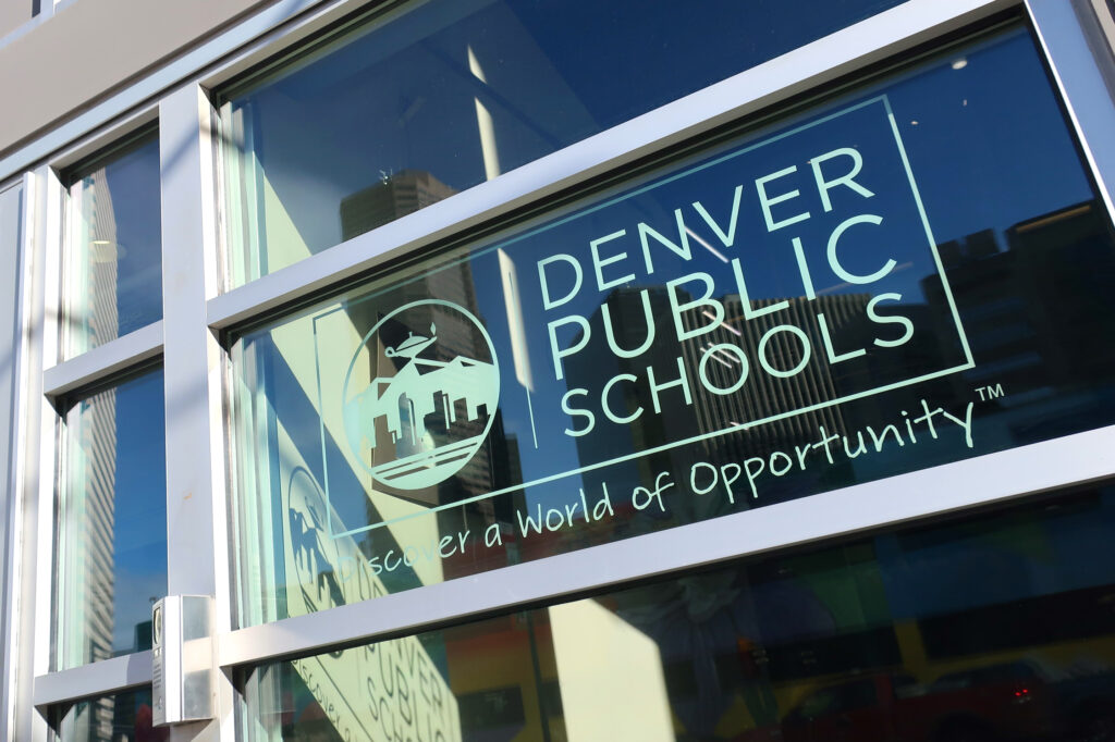 Elección de la Junta Escolar en Denver: Más de un Millón de Dólares en Juego para Definir el Futuro Educativo