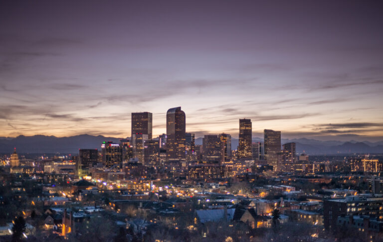 El Salario Mínimo en Denver Aumentará a $19.29 en 2026 para Enfrentar el Costo de Vida