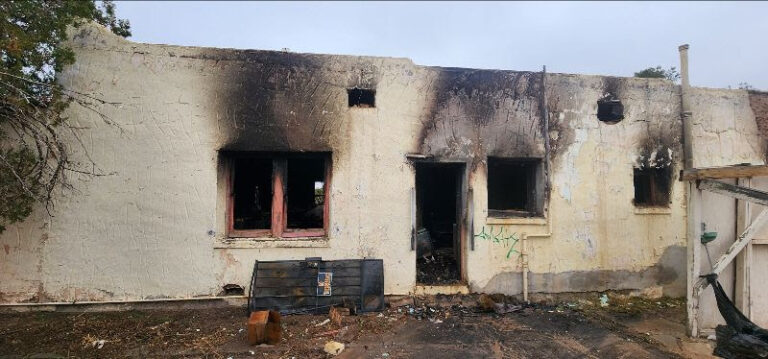 Bomberos de Las Cruces Controlan Incendio en Casa Abandonada Sin Lesionados