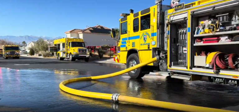 Tragedia en Las Vegas: Un fallecido y tres bomberos heridos en incendio residencial