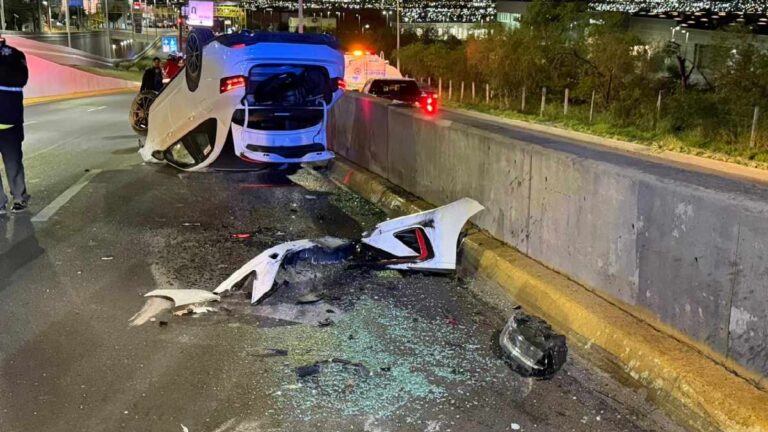 Accidente en Monterrey: Joven de 17 Años Vuelca Su Auto en Avenida Leones | VIDEO Exclusivo