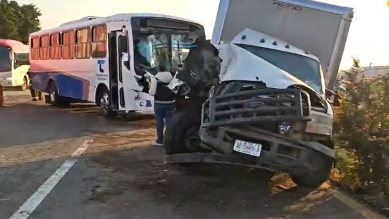 Choque Múltiple en la Carretera Guadalajara-Colima Deja 18 Lesionados, Incluida una Mujer Embarazada
