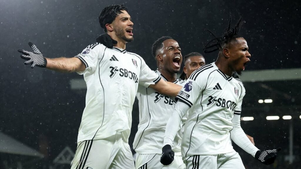 Fulham Busca Reforzar su Delantera: Raúl Jiménez en la Mira de Nuevos Competidores