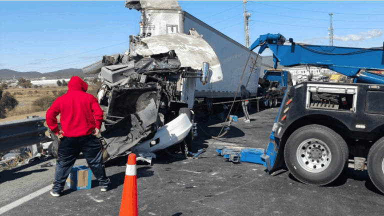 Volcadura de tráiler con productos de limpieza en la carretera Querétaro-San Luis Potosí: un accidente que termina en rapiña