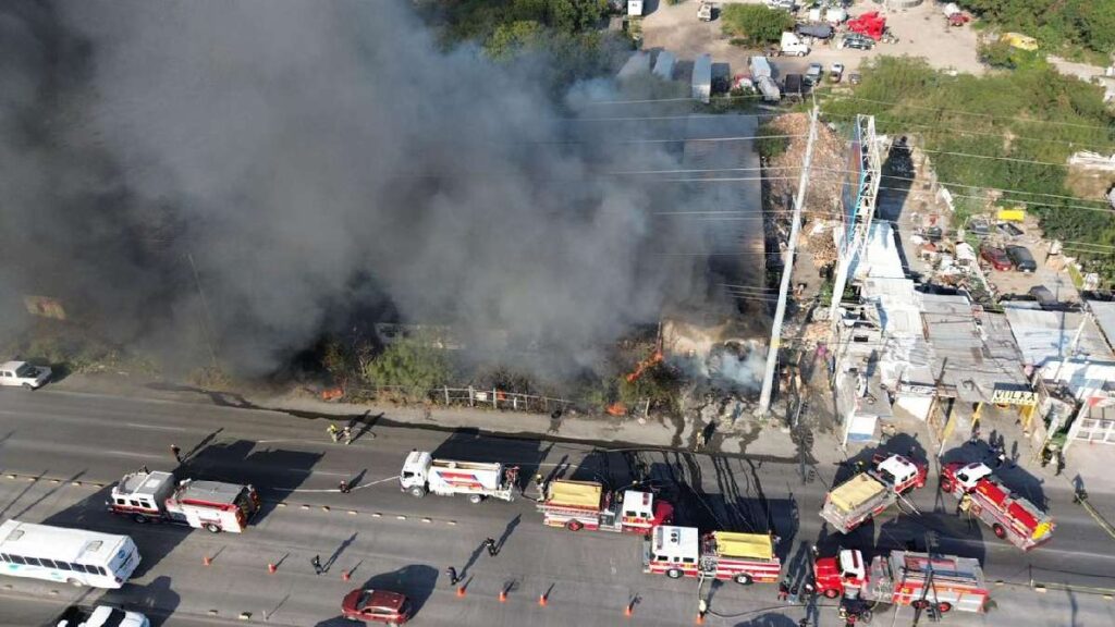 Incendio en Monterrey: Almacén en llamas provoca gran movilización de emergencia