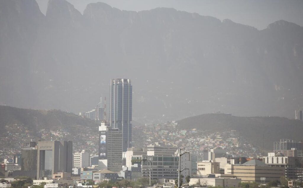 Monterrey enfrenta mala calidad del aire tras festejos de Año Nuevo con pirotecnia