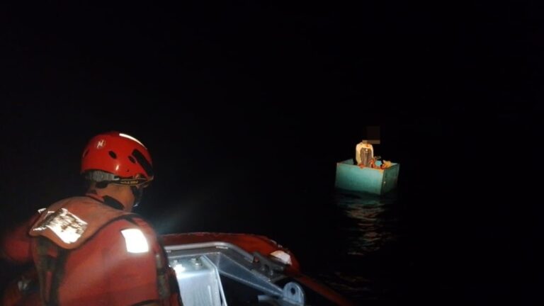 La Marina rescata a tres náufragos de una embarcación pesquera frente a Chiapas