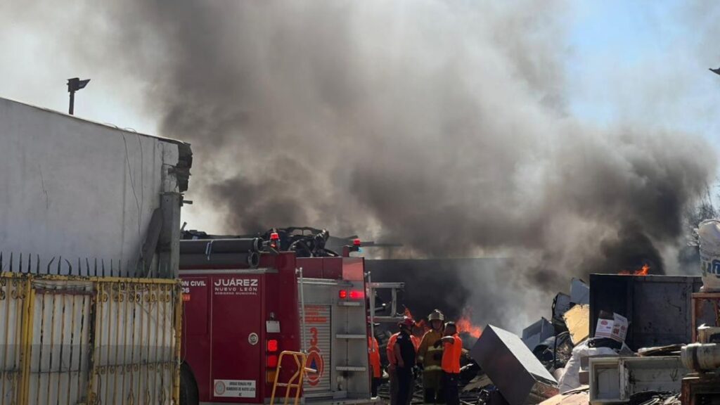 Incendio en Juárez: Cuerpos de rescate movilizados en empresa recicladora