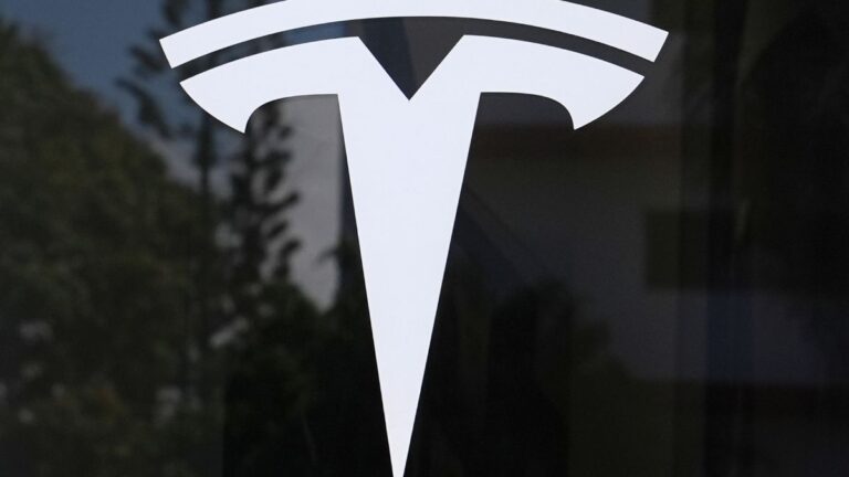 Tesla Pierde el Liderazgo Global en Ventas de Vehículos Eléctricos en 2025