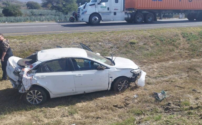 Tragedia en Michoacán: Volcadura de Vehículo en Autopista Deja Varios Heridos