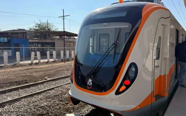 Línea 3: Caos y suspensiones por mujer en las vías en Monterrey