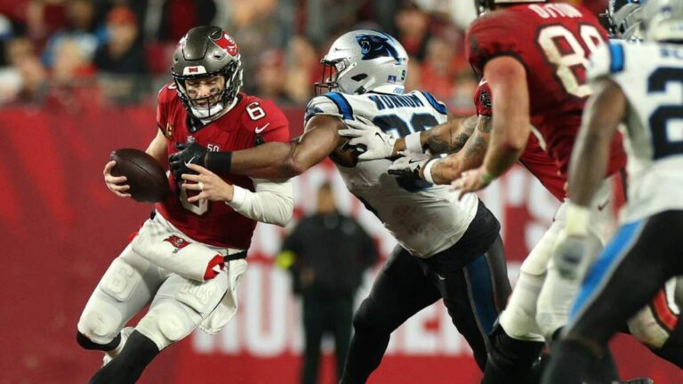 ¡Esperanza en la Postemporada! Buccaneers Derrotan a Panthers en un Partido Decisivo