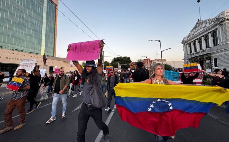 Protesta en Guadalajara: Colectivos levantan la voz contra la intervención extranjera en Venezuela