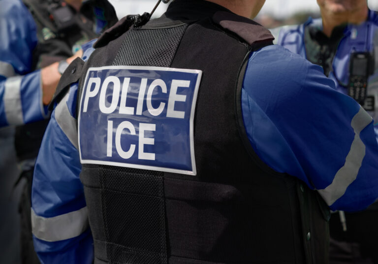 California prohíbe a agentes de ICE ocultar su identidad durante operativos