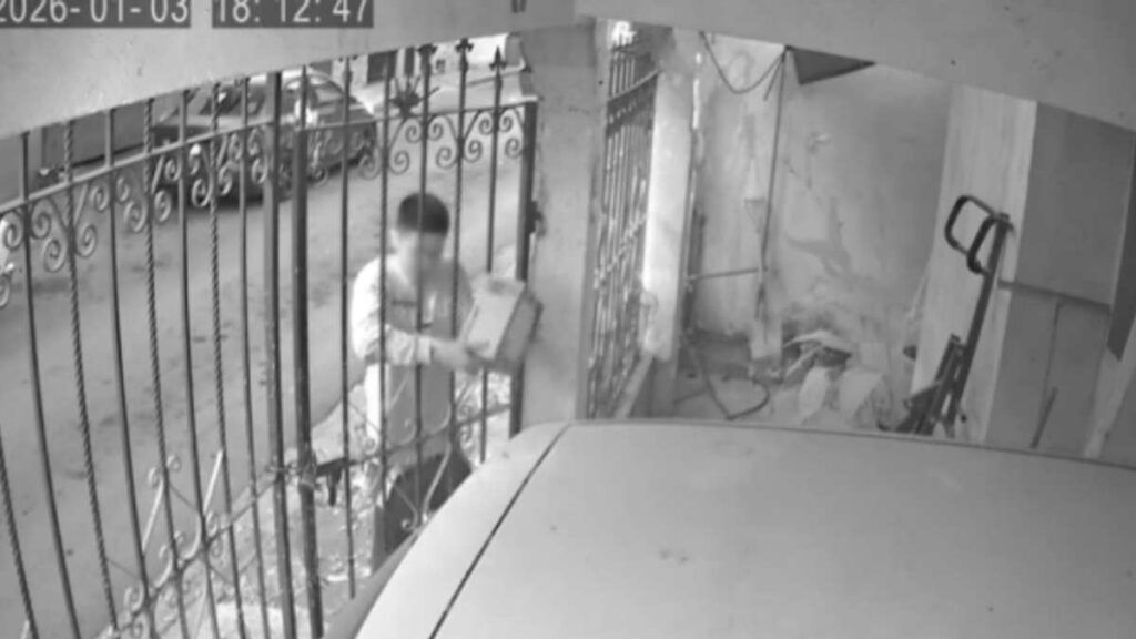 Alerta en Monterrey: Joven roba paquete de Amazon en colonia Moderna | VIDEO