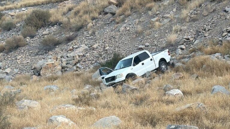 Accidente de Tráfico en Lerdo: Camioneta Volcada Tras Perder el Control en Curva Peligrosa