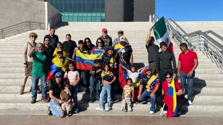 Venezolanos Celebran la Captura de Nicolás Maduro en la Plaza Mayor de Torreón