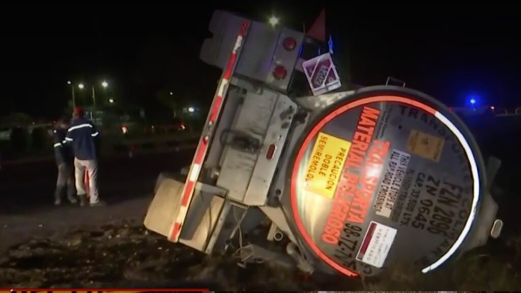 Volcadura de pipa con diésel moviliza a cuerpos de emergencia en Lerdo