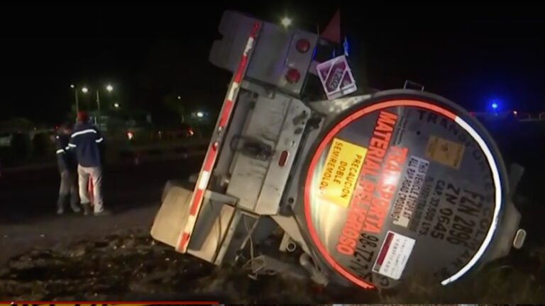 Volcadura de pipa con diésel moviliza a cuerpos de emergencia en Lerdo