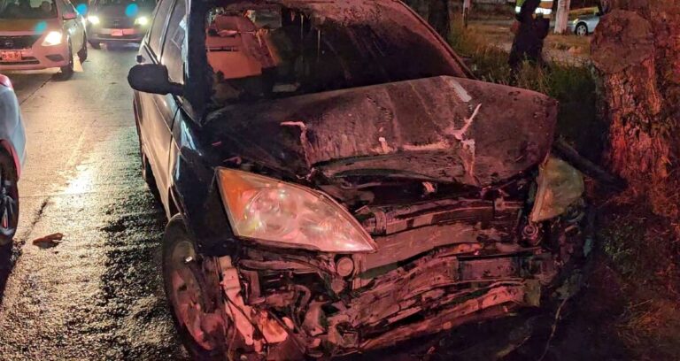 Incendio en Tonalá: Choque de Automóvil Provoca Fuego en Camioneta