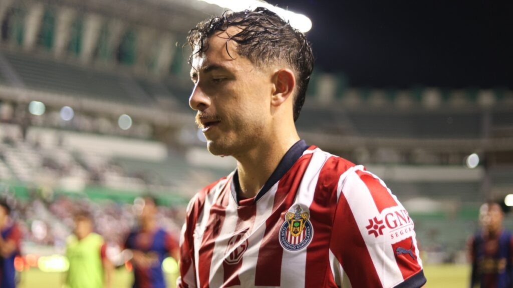 Chivas Confirma la Salida Oficial de Alan Mozo: Así se Despidieron del Defensor