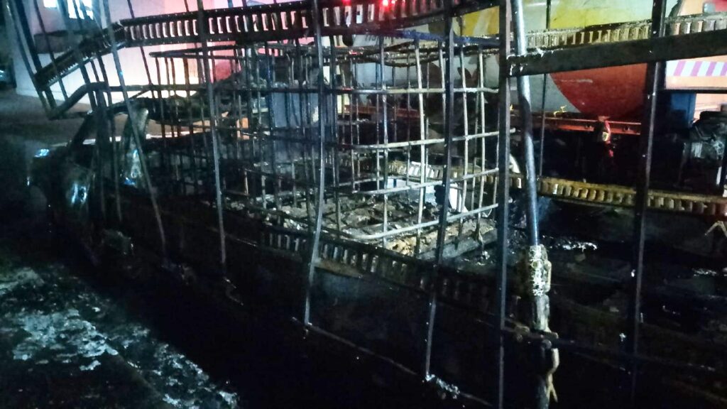 Incendio de camioneta cargada de solventes en Tlajomulco: peligro y abandono en la vía pública