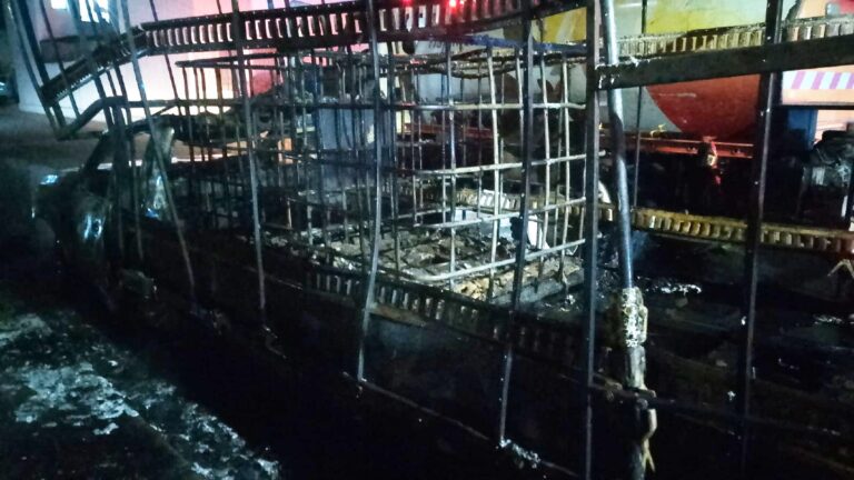 Incendio de camioneta cargada de solventes en Tlajomulco: peligro y abandono en la vía pública