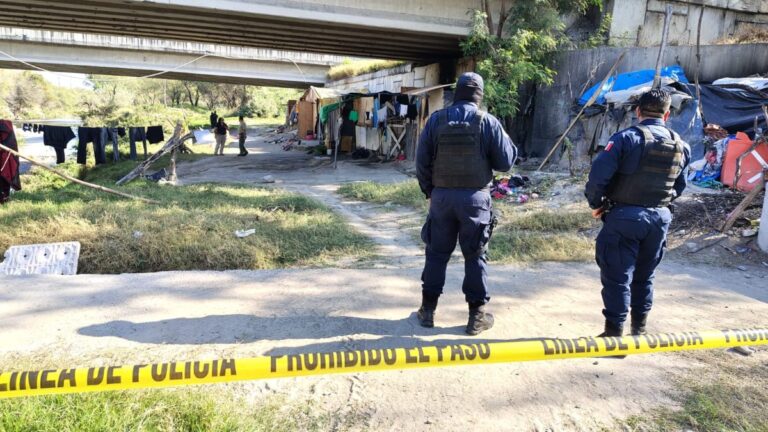 Encuentran el cuerpo de una mujer en un cuarto de cartón en Apodaca, Nuevo León