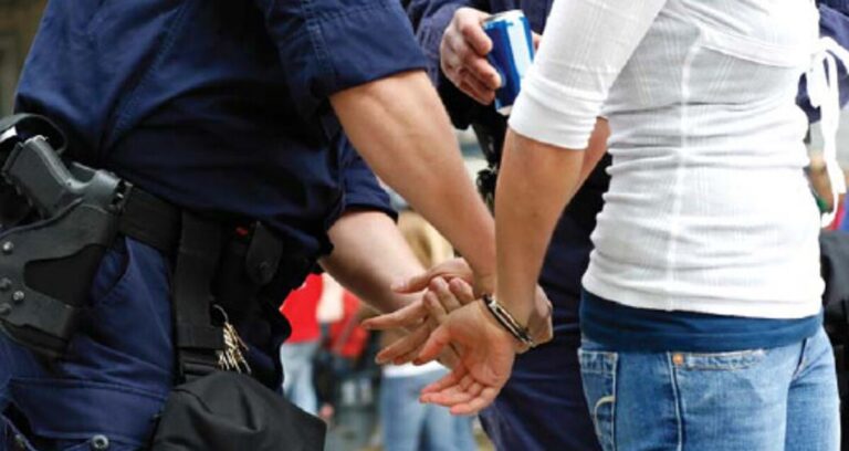 Detención de empleada por extorsión y desfalco millonario en Michoacán
