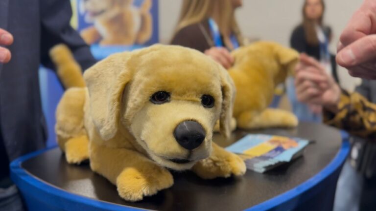 Descubre Tombot Jennie: El innovador perro robótico que responde al tacto humano