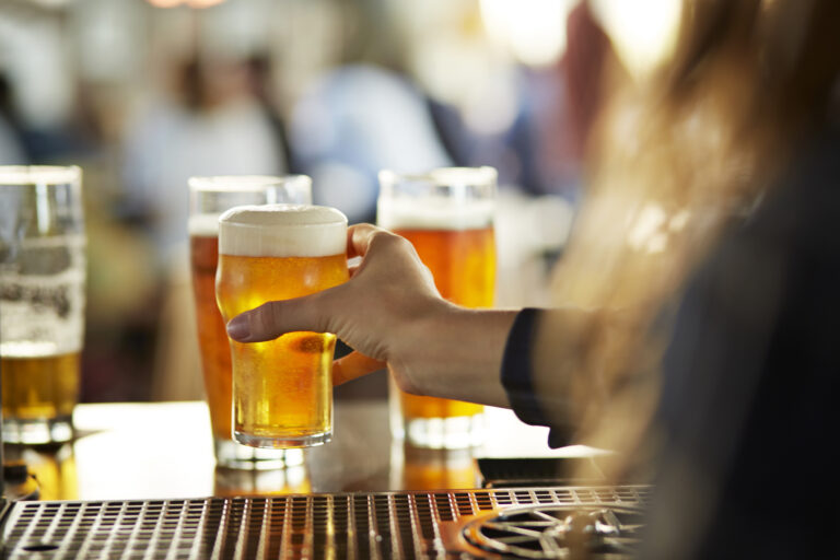 Arvada Inaugura su Zona de Consumo Común: ¡Brindis Comunitario en Olde Town!