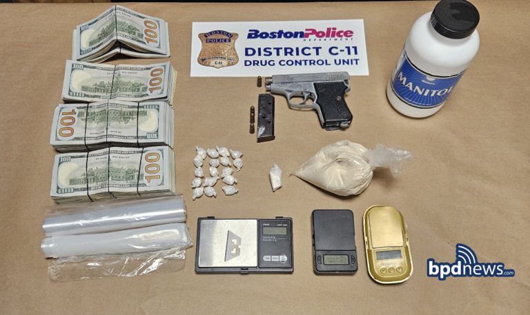 Arresto en Dorchester vinculado a decomiso de armas y fentanilo
